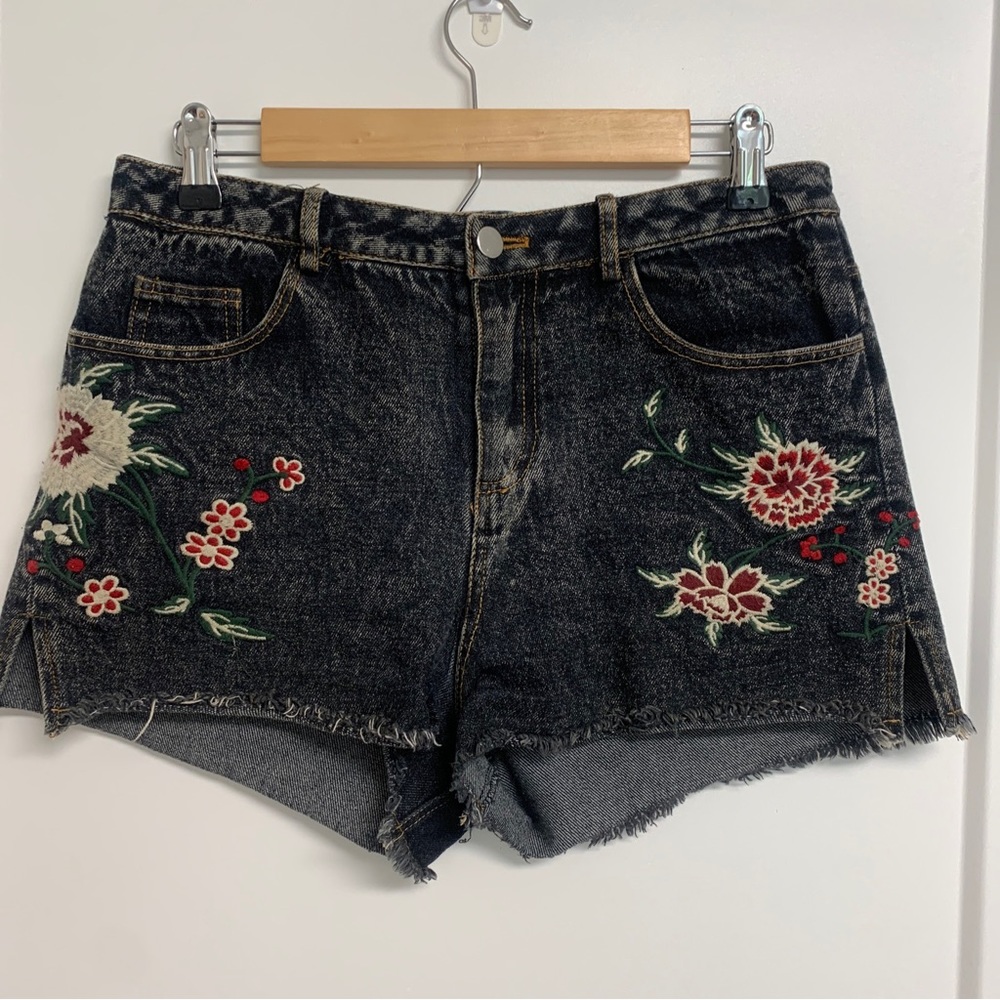 VTG Embroidered Red Flowers Cutoff Dark Denim Jean Shorts Women’s Medium EUC
